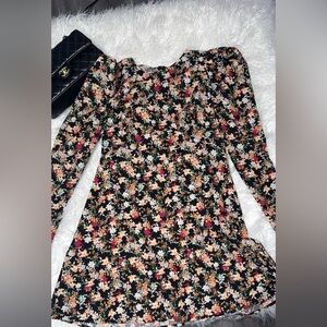 Vestido muy lindo suave nuevo solo
Le quité la etiqueta fresco para este verano